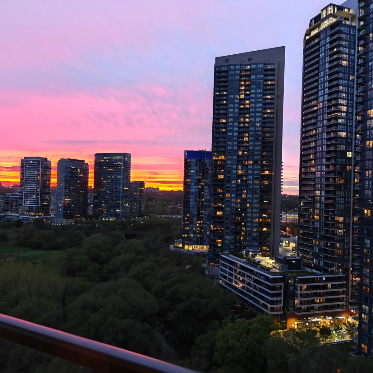 #Toronto #Canada 
Beautiful #sunset 
#sunsetphotography 
#SunsetObsession