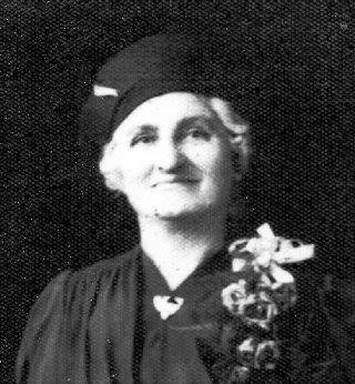 In advance of Mother's Day, my great grandmothers (l to r): Mary Jane Elizabeth Robinson nee Allard, Mary Frances Burke nee Brady, Giovannini Mastroianni nee Riciardi & Lucia Maria D'Orazio nee La Fratta.

I have fond memories of all but great grandma Robinson, she passed away in