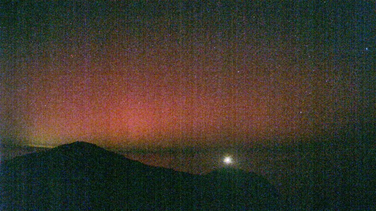 Ara mateix en directe una Aurora boreal visible desde la Webcam de Formentor de Balearsmeteo balearsmeteo.com/formentor/webc…