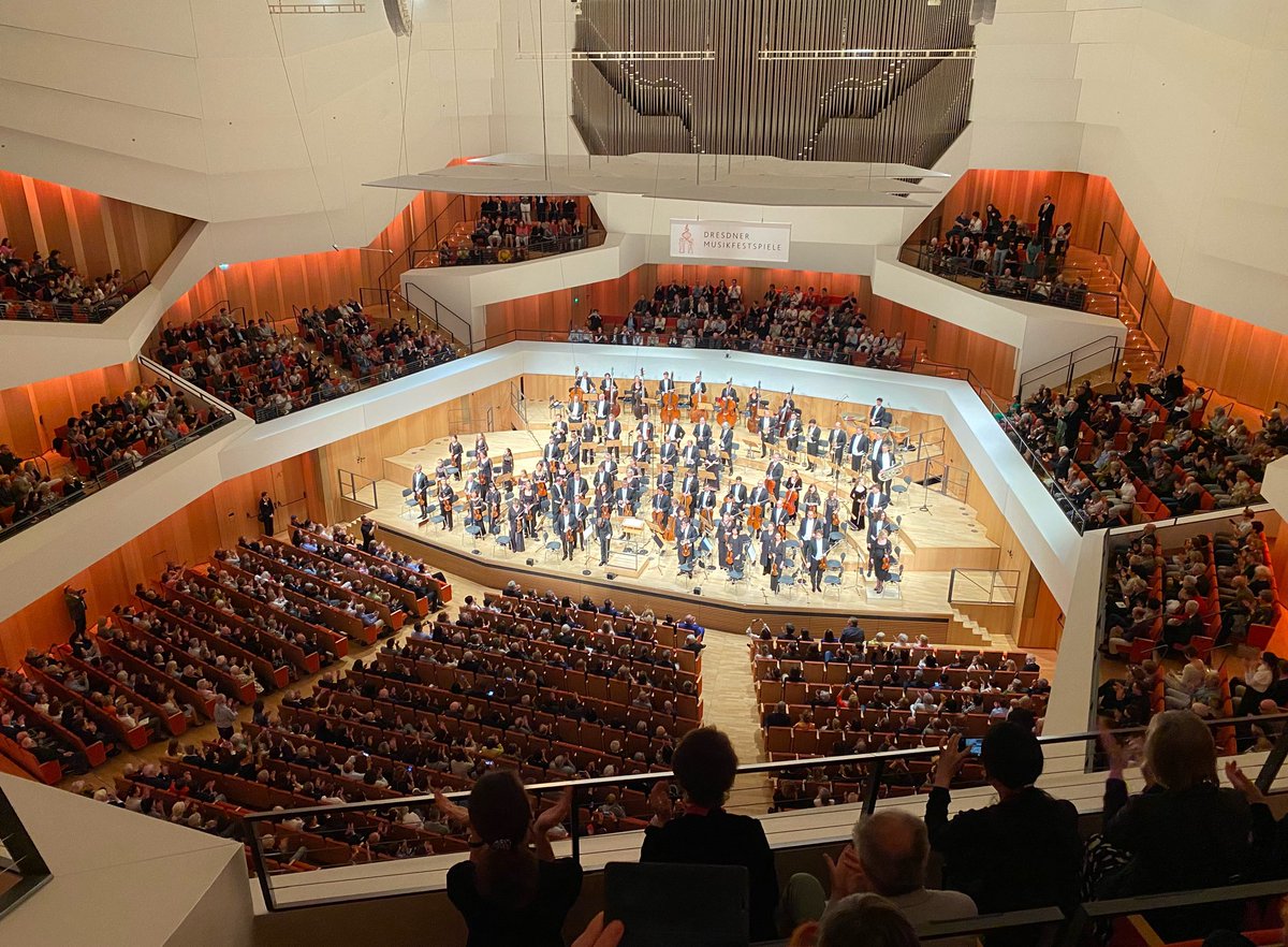 Das Eröffnungskonzert der Dresdner Musikfestspiele heute im Kulturpalast war wunderbar: meine Lieblingssinfonie , die 5. von Anton Bruckner (am 4.9. ist sein 200. Geburtstag) mit dem Concertgebouw Orchester Amsterdam und dem jungen Dirigenten Klaus Mäkelä (Jg.1996) am Pult