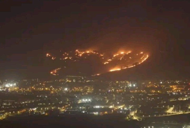 Saatlerdir ateşler devam ediyor, binlerce kişi evlerini terk etmek zorunda kalmış. İsrail yanıyor!!