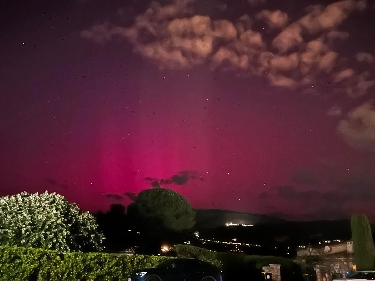 ⚠️🟣 : #ALERTEINFO 10/05/2024 à 22h50 : Une magnifique #aurore #boréale intense ce soir depuis la ville de #Grasse(06). 😍 📸 Ces photos ont été prises par Laura Fabbri via un iPhone. Merci pour ce partage avec la communauté. #CotedAzurFrance #Nice06