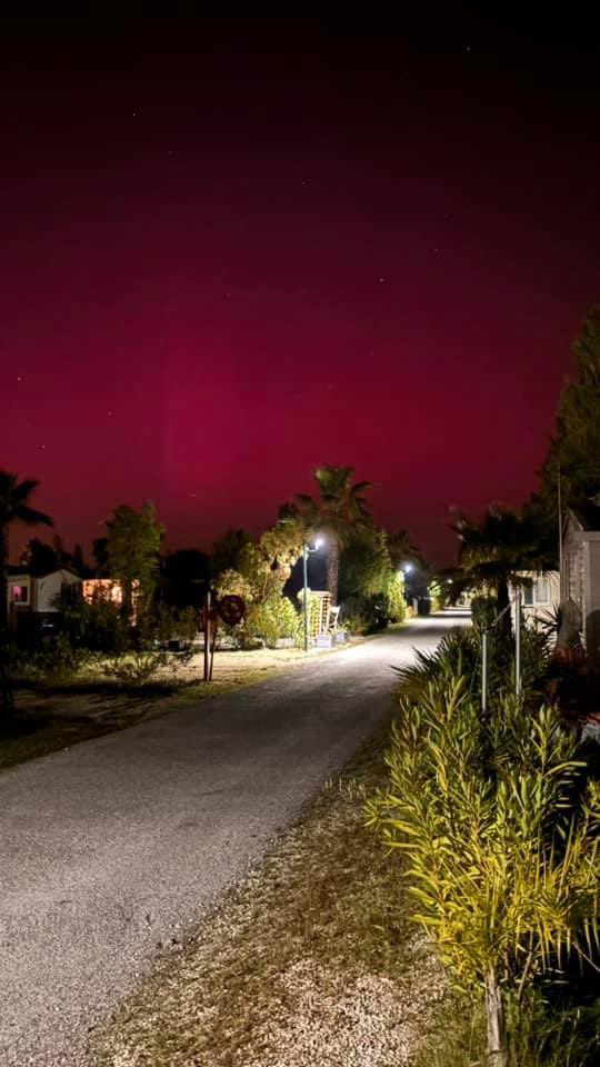 ⚠️🟣 : #ALERTEINFO : Les aurores boréales sont VISIBLES DE PARTOUT EN FRANCE ! Voici une splendide photo prise depuis #Hyères(83) ce vendredi soir (10/04/2024). #CotedAzurFrance #Meteo83 #Var