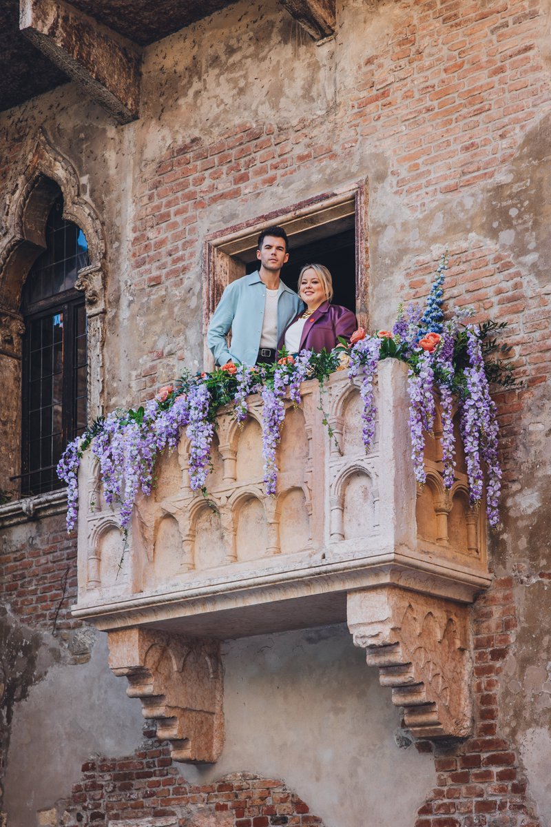 Nicola Coughlan e Luke Newton na sacada da Julieta em Verona, na Itália!!!!! 🥹💓

📸: Virginia Bettoja