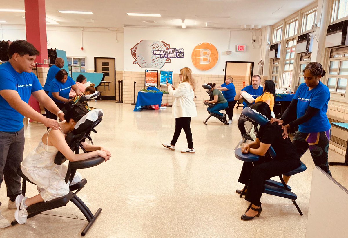 Thank you to Crotona Intl H.S. for inviting our team to participate in your wellness resource fair in the #Bronx. Students & families met w/ our team, @BronxWorks, @nypl, & others to learn about free city & civic resources while learning about wellness activities to stay healthy.