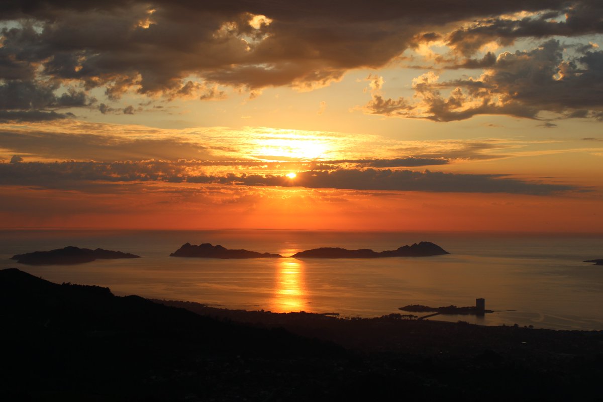Atardecer este viernes 10 de mayo desde el Monte Alba. Vigo