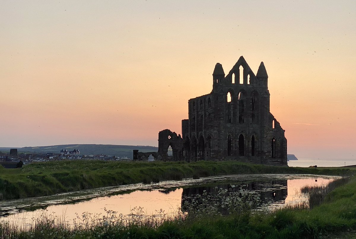 Sunset this evening over @WhitbyAbbey. Just waiting for full dark now to see what the Aurora may bring. 

@EnglishHeritage @VisitWhitby #sunset