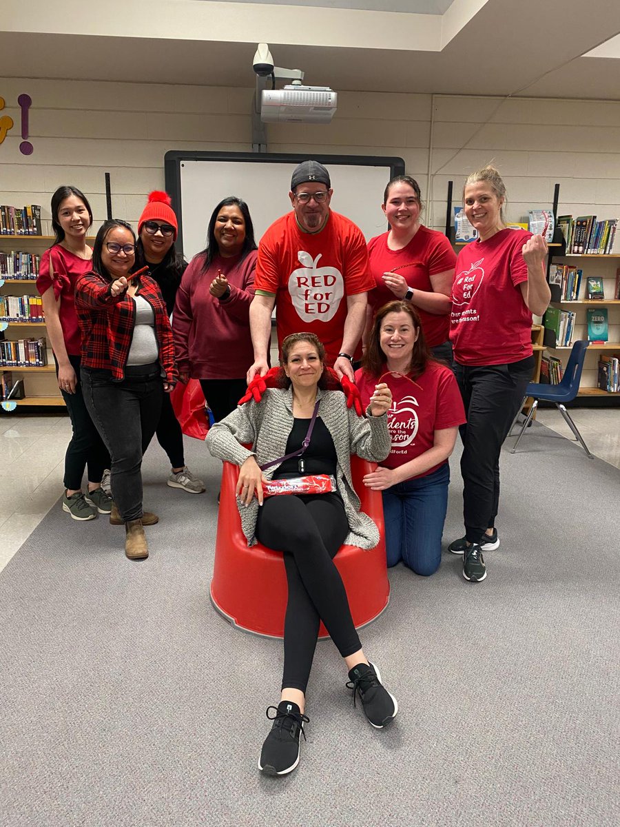 The amazing teachers at Timberbank JPS are wearing #ETTRedforEd to express their solidarity in our fight for better working conditions & learning conditions. Negotiations resume on Monday! 🍎 @ElemTeachersTO #OntEd #EducationUnafraid
