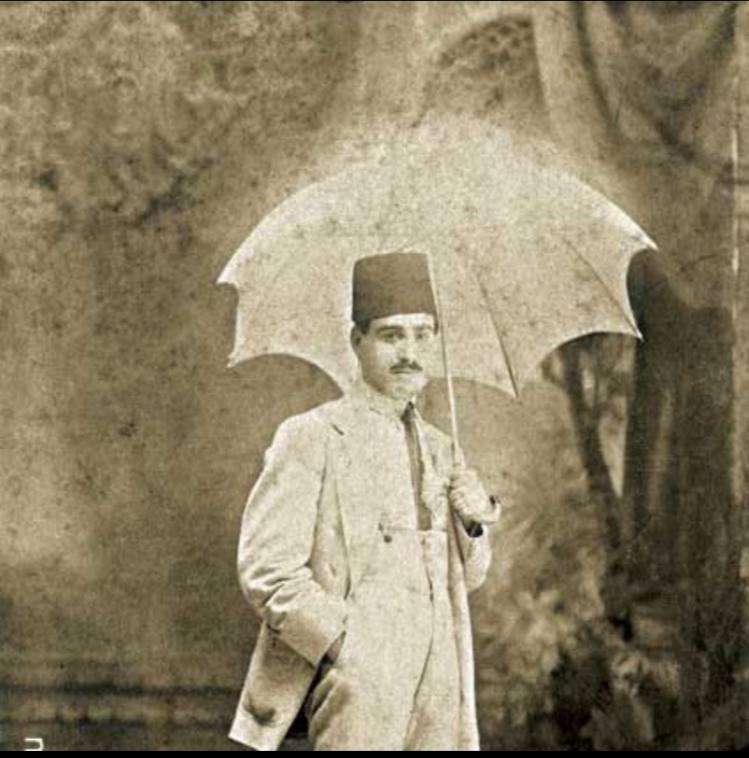 Şemsiye; Yağmurluk değil güneşliktir. Şems, Arapçada güneş demektir. Şamsiyyat ise güneşliktir. Günümüzde daha çok yağmura karşı kullanılsa da geçmişte Güneşte n korunmak için kullanılırdı. Hatta bir zamanlar modanın parçasıydı. Hayırlı geceler ne güneşte ne yağmurdan…