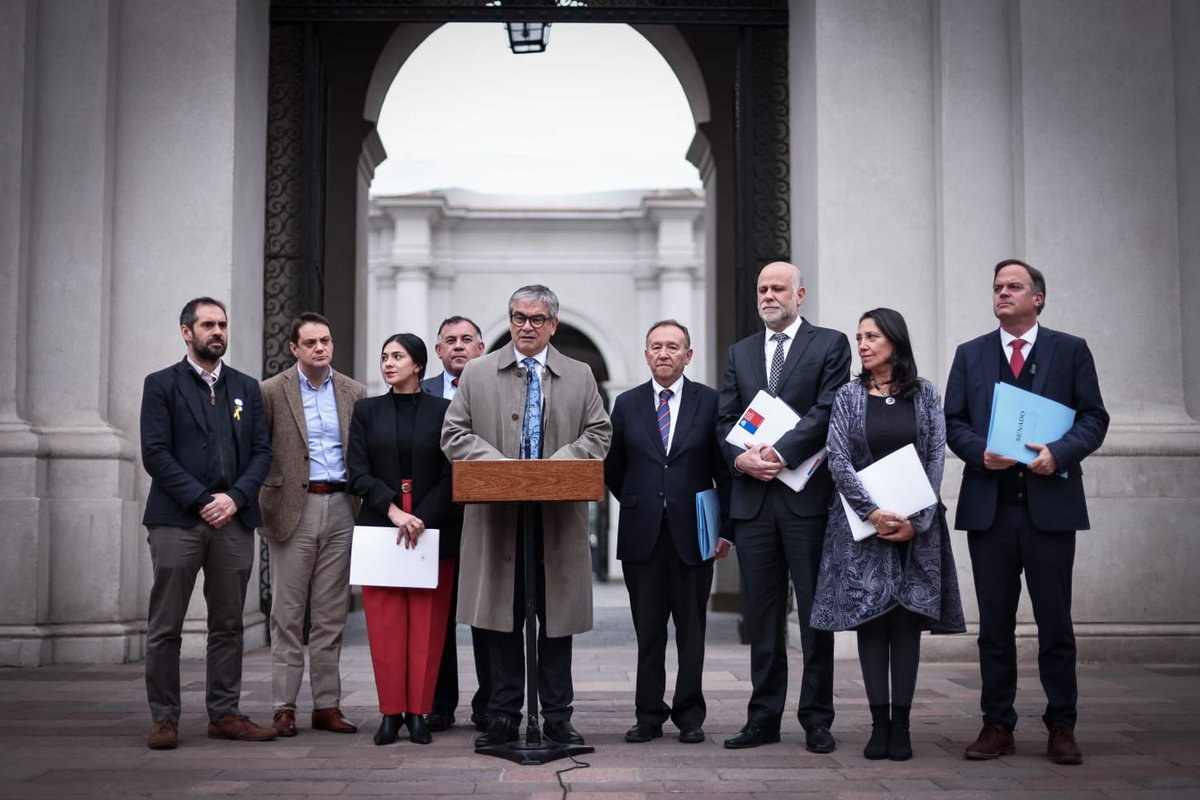 El Presidente @GabrielBoric juntos a ministros Mario Marcel, @alvaroelizalde y @nico_grau y la subsecretaria @mlobospalacios se reunieron con las mesas de la Cámara y el Senado para acordar un fast track para agilizar proyectos del #PactoFiscal y de la agenda de Crecimiento 📈🇨🇱.