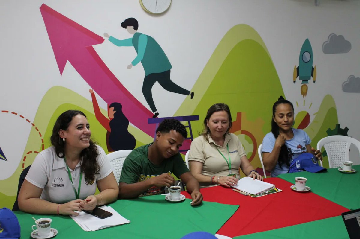Recibimos la cordial visita de @coopermondocolombia a nuestras instalaciones

El intercambio de conocimiento aplicado al sector productivo consumó un recorrido por finca piscicultura en Neiva, parque industrial cafetero en Garzón, cooperativa de artesanos en Pitalito etc.