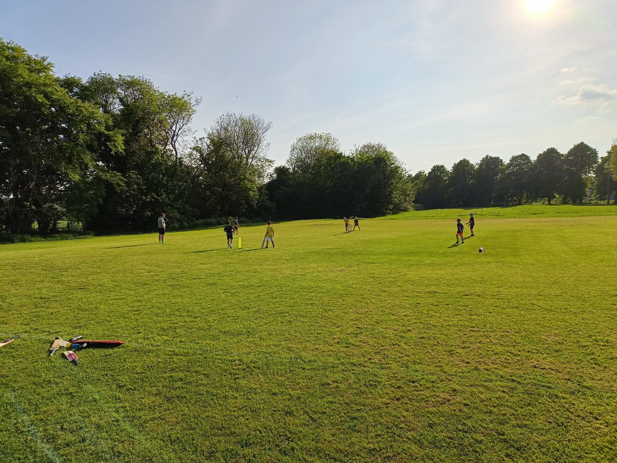 Tonight our junior teams got to train on the Common. The sun was shining and it was nice to see so many children and parents enjoying the activities on offer. Thanks to our junior sponsors Vale Taxis, Keyif Turkish restaurant and Mortgage Hub Expert