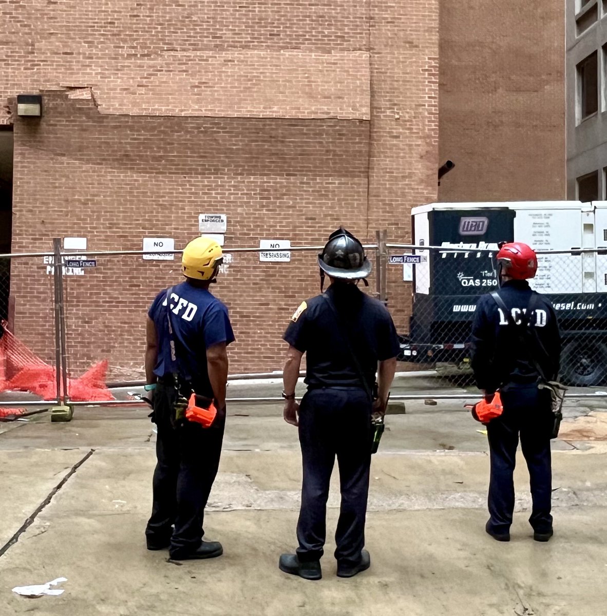Update structural investigation rear 600 E St NW. The area involved is brick veneer only. Main structure not involved. Area is well fenced off and there is no threat to any adjacent structures. Inspector from @DC_DOB on scene. Fire and EMS clearing the scene. #DCsBravest