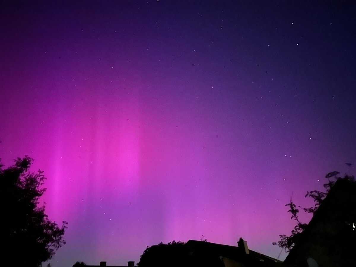 __PENNI__'s tweet photo. Aurora Borealis all over Neulengbach, Lower Austria, Austria 🇦🇹 
Absolutely stunning! 🤩😍
#Auroraborealis #aurora #loweraustria #neulengbach #austria https://t.co/ezQkHbiKJt