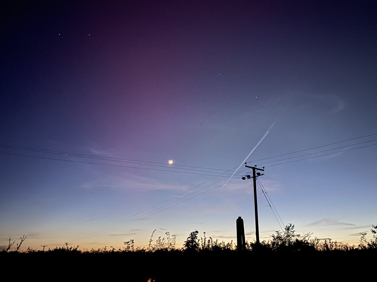 Looking west towards the moon! #NorthernLights #suffolk ??