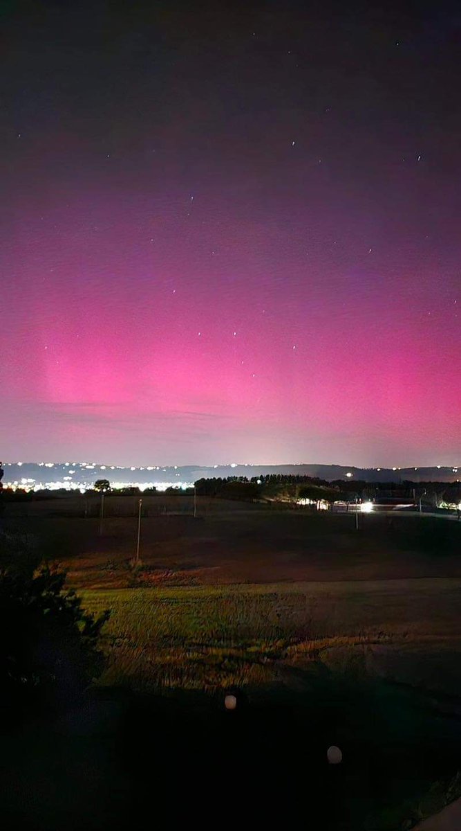 E' successo! Si tratta sicuramente di un evento storico. Splendide Aurore Boreali di color Magenta sono visibili sulle regioni centrali e settentrionali dell'Italia, Roma compresa.