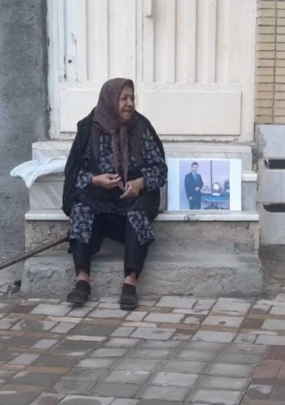 تا کی قرار است هر روز مادران ایران قاب عکس بدست برای فرزندان خود نگران باشند.
#محمود_مهرابی 
#رضا_رسايی