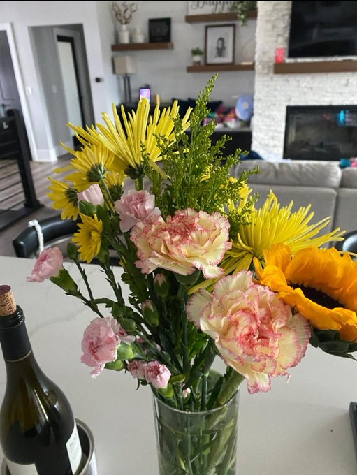 So proud of my clients for upping their game with #FRIDAYFLOWERS

This is the energy that turns relationships around.

And what better way to start your weekend with the love of your life! 😍