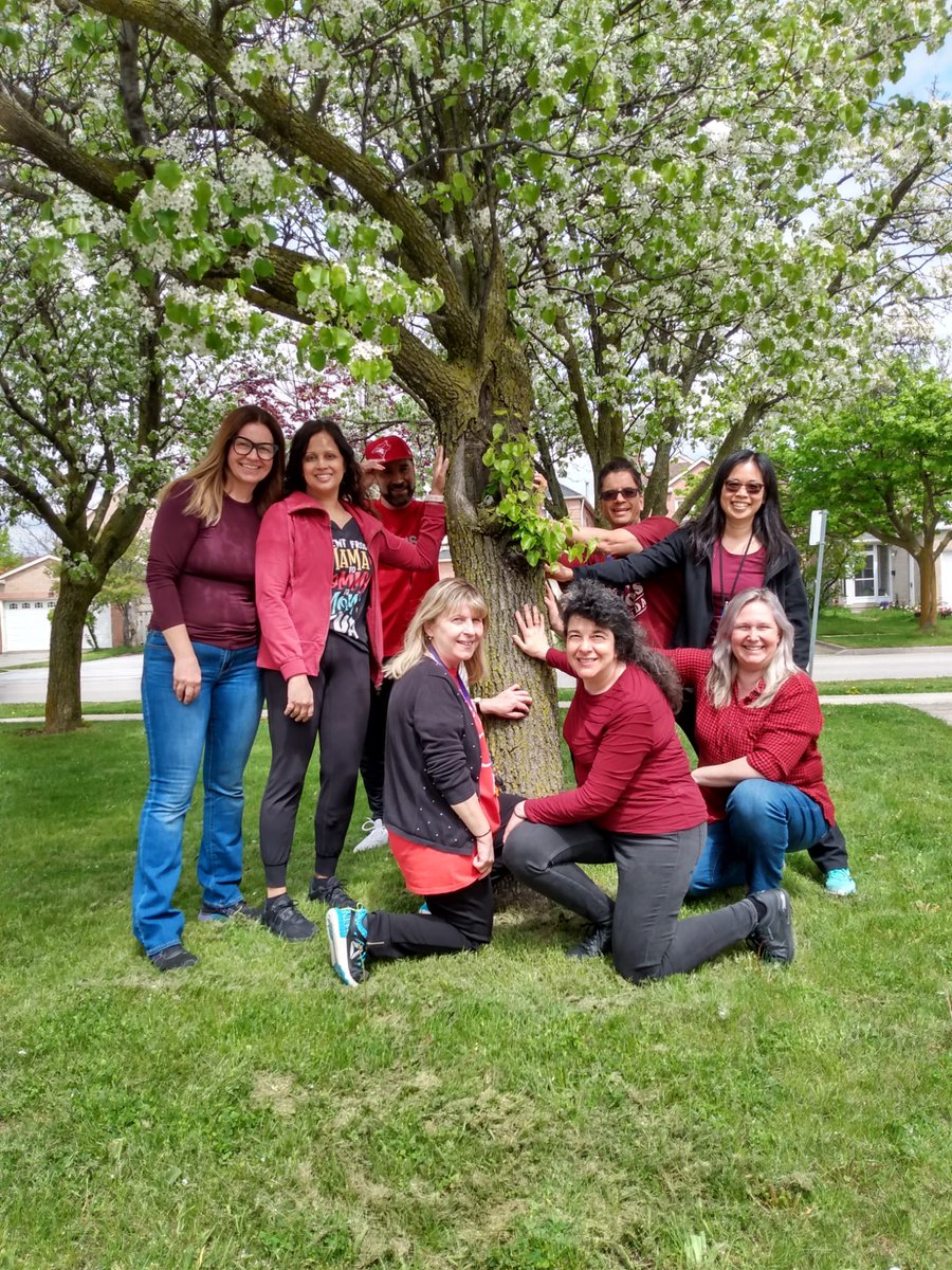 The amazing teachers at Port Royal PS are wearing #ETTRedforEd to express their solidarity in our fight for better working conditions & learning conditions. Negotiations resume on Monday! 🍎🍃 @ElemTeachersTO #OntEd #EducationUnafraid