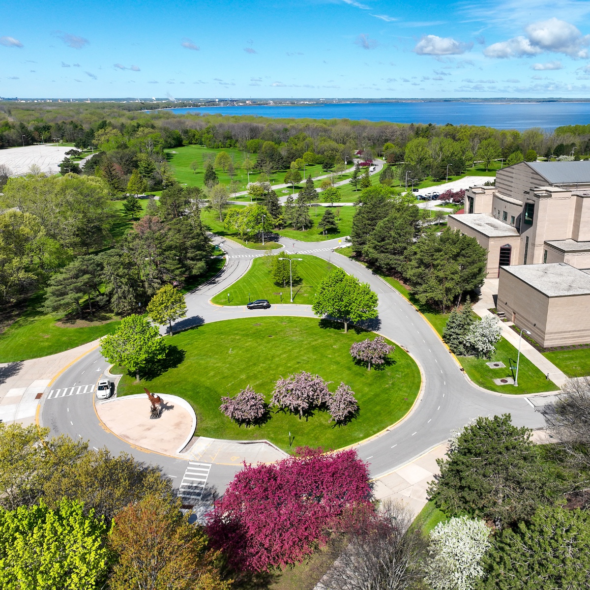 uwgb's tweet photo. Campus beauty is pulling out all the stops for spring commencement. 🌸 See you tomorrow! 🎓 #lifeatuwgb #uwgbgrad https://t.co/HbDdcakJe0