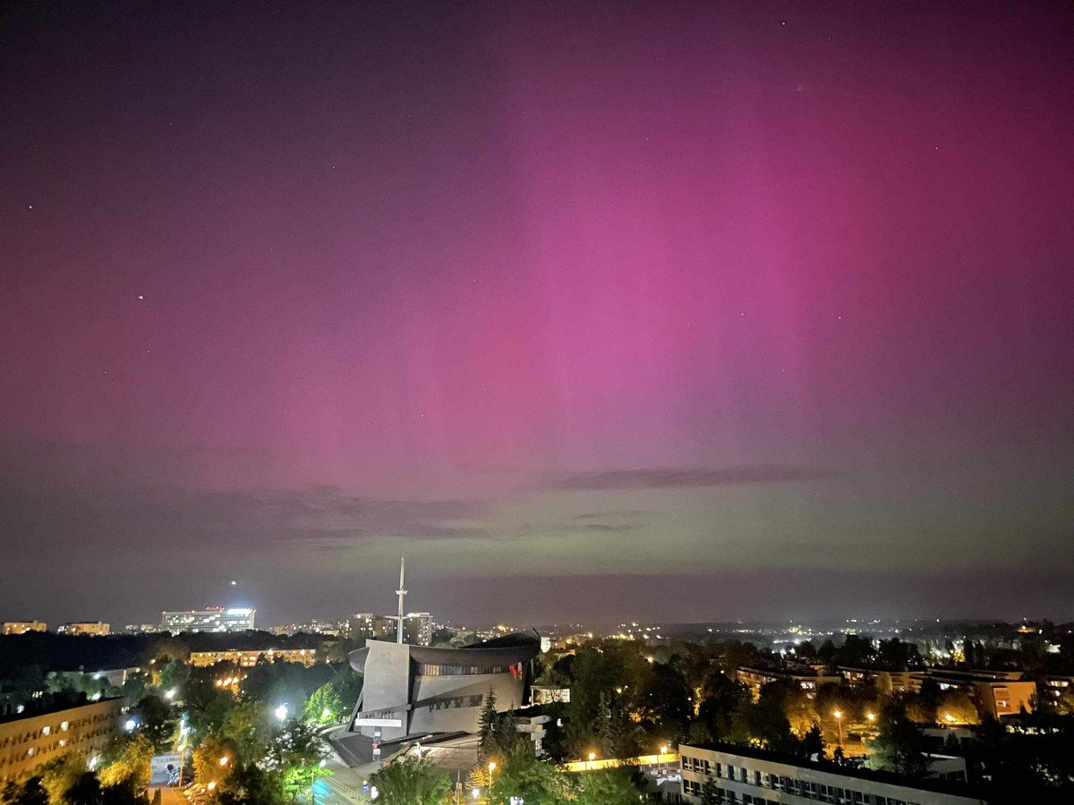 The skies over #Cracow today... This is the effect of #geomagneticstorm, i.e. sudden and intense changes in the Earth's magnetic field, caused by mass ejections from the Sun, arising during flares Photo by @PietraszekAneta 🌈🩷💜🩵