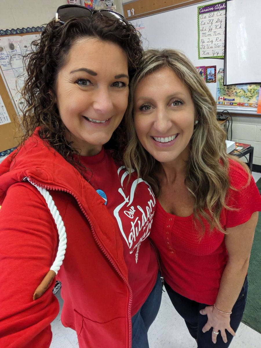 The amazing teachers at David Lewis PS are wearing #ETTRedforEd to express their solidarity in our fight for better working conditions & learning conditions. Negotiations resume on Monday! 🍎 @ElemTeachersTO #OntEd #EducationUnafraid