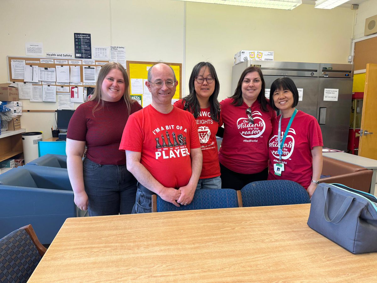 The amazing teachers at Lynnwood Heights JPS are wearing #ETTRedforEd to express their solidarity in our fight for better working conditions & learning conditions. Negotiations resume on Monday! 🍎 @ElemTeachersTO #OntEd #EducationUnafraid
