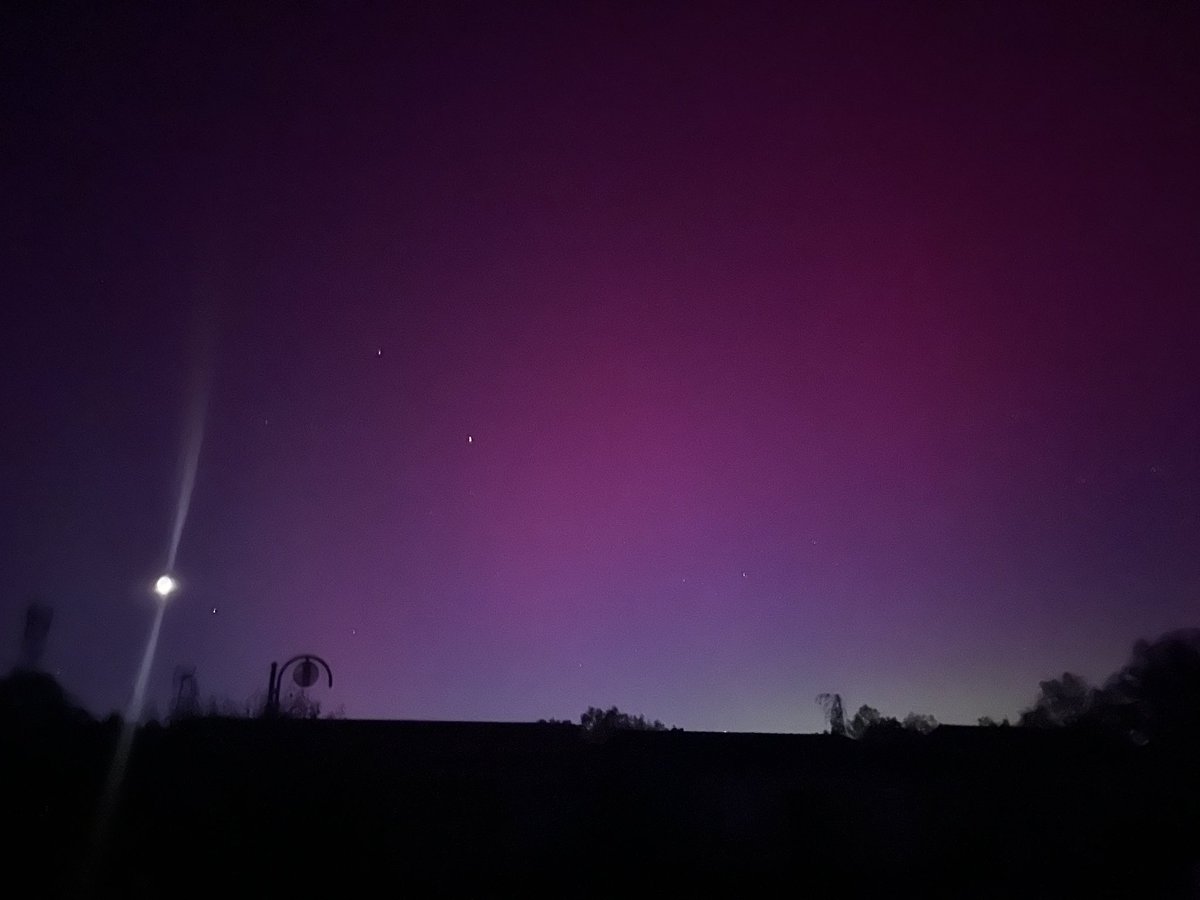 😍Tellement magique! Magnifique #aurore boréale depuis Thorigny en #Vendee! Quel spectacle!
@ClimatVendee