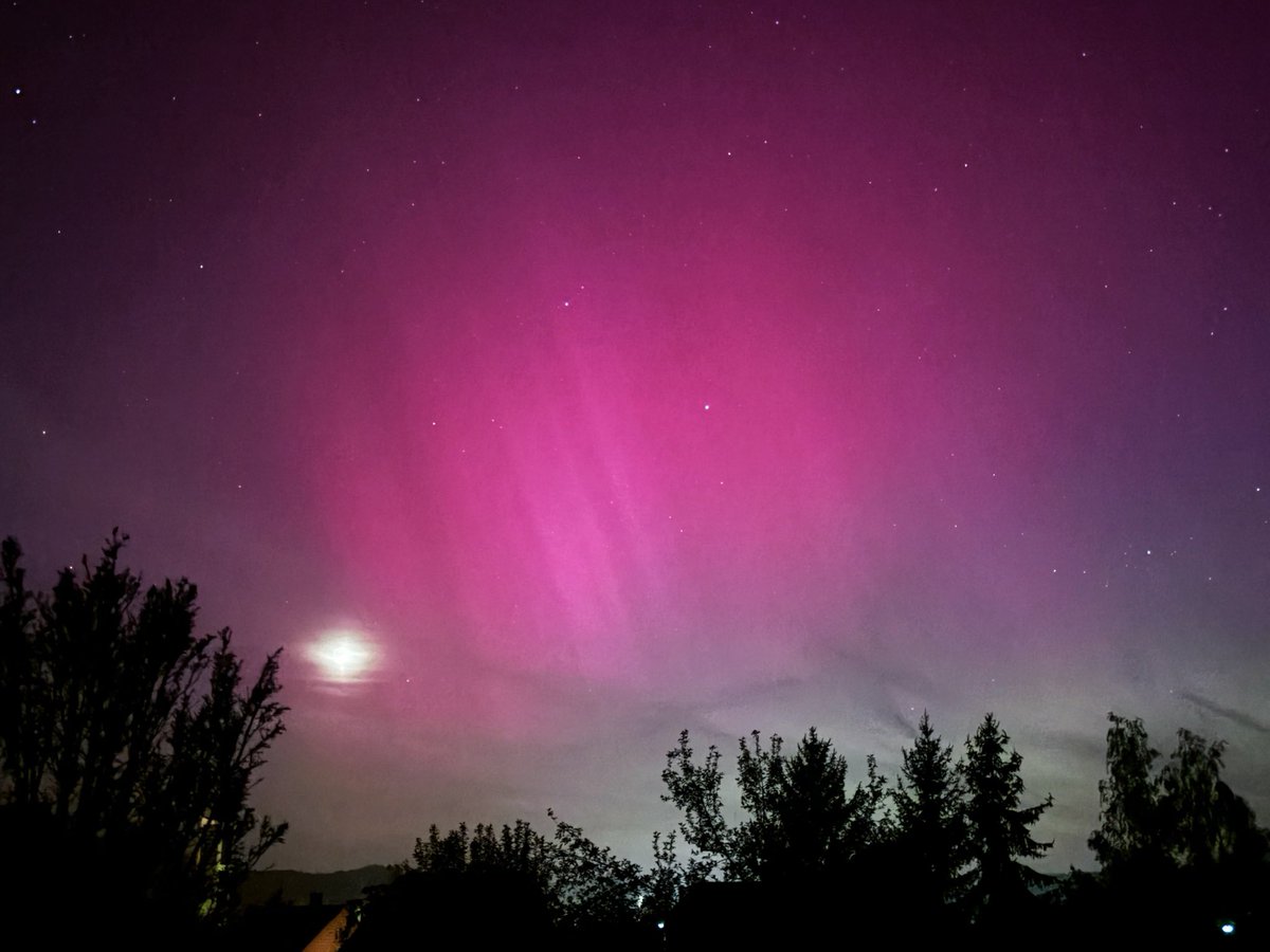 The Aurora Borealis came to visit to tonight 

It’s so pretty and ITS PINK