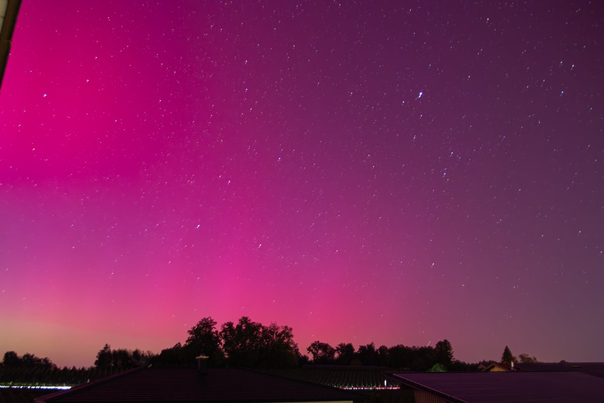 I didn't expected that to happen so far south. Stunning #NorthernLights in #Nonnenhorn at #LakeofConstance