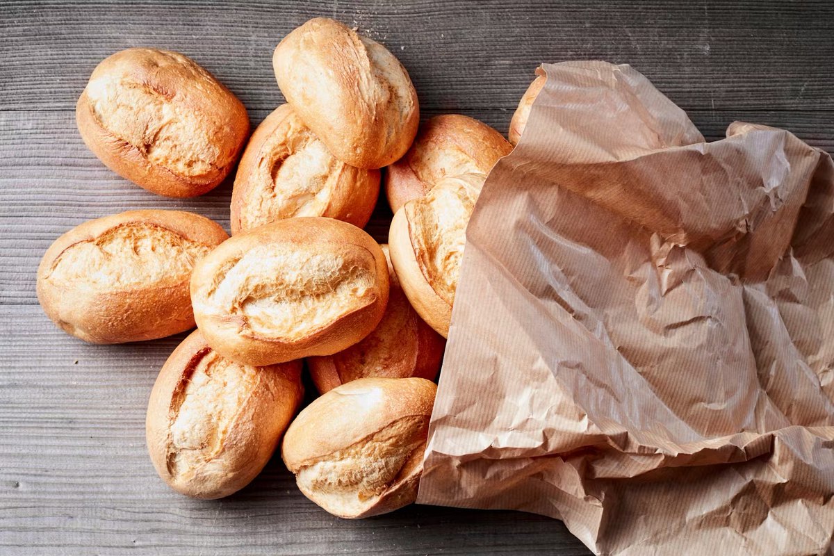 MR11szn's tweet image. Nur um das mal klarzustellen, das sind:

1. Pfannkuchen
2. Brötchen
3. Berliner

Alles andere ist leider falsch