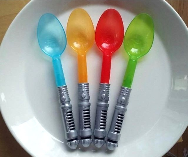 3CC0__'s tweet photo. the Kellogg's Star Wars spoon (2005) https://t.co/kDnLxMtb2A