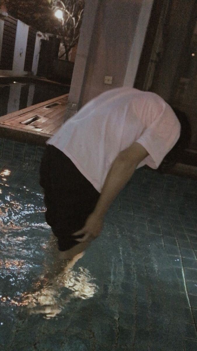 gem1n1boy's tweet photo. the boy who forgot his glasses in the pool , 04:10 https://t.co/fEPZOtO9pW