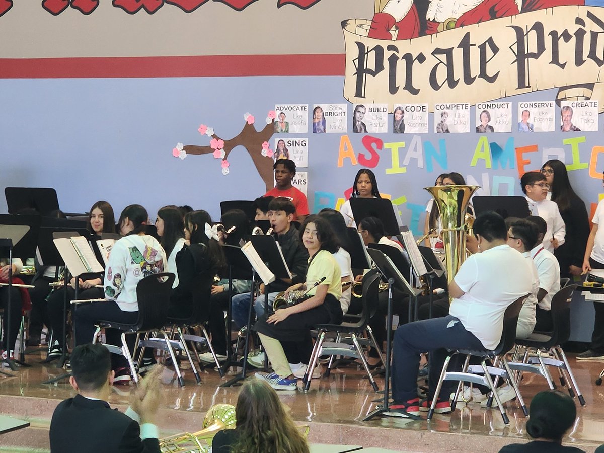 GJVstate's tweet photo. Mr. Williams bringing in that new sound. Spring concert @hartman_ms https://t.co/q6XGMxEhJl