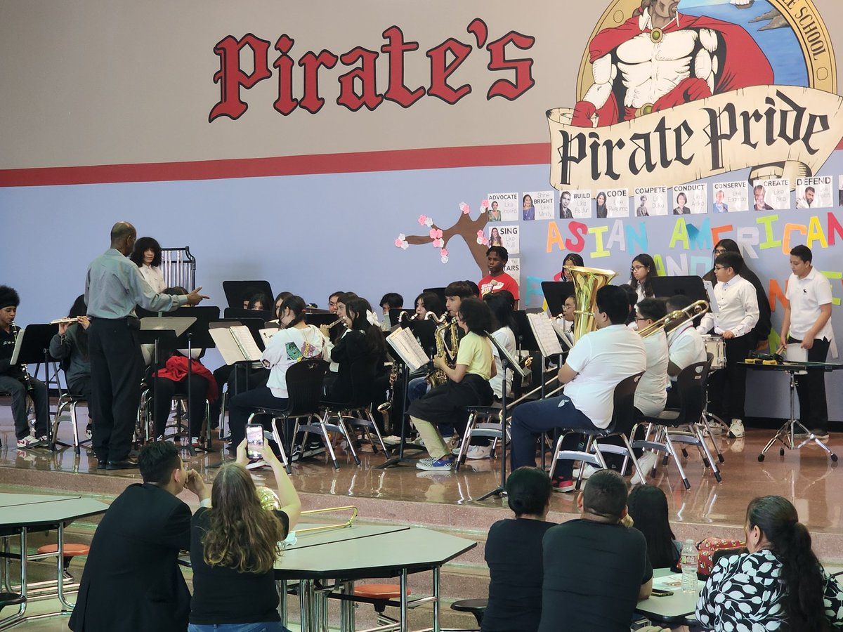 GJVstate's tweet photo. Mr. Williams bringing in that new sound. Spring concert @hartman_ms https://t.co/q6XGMxEhJl