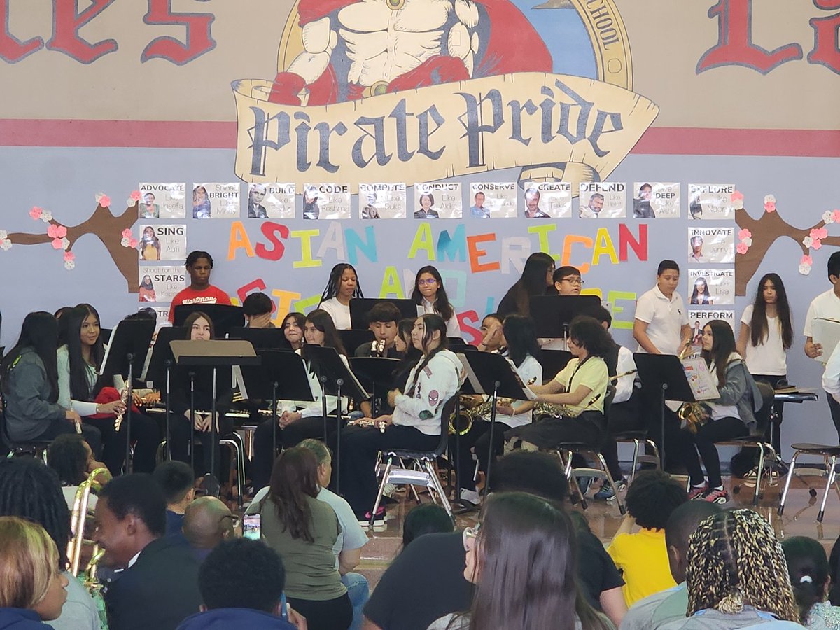 GJVstate's tweet photo. Mr. Williams bringing in that new sound. Spring concert @hartman_ms https://t.co/q6XGMxEhJl