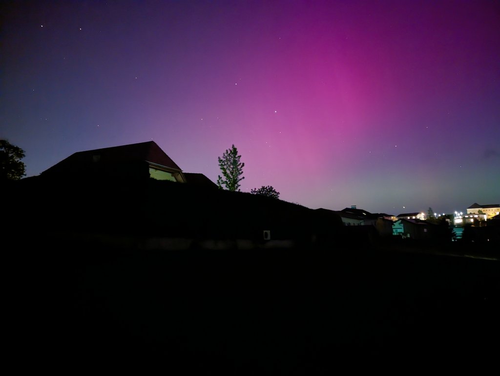 FranzP19's tweet photo. @TamithaSkov , @uwz_at @manu_oberhuber , @MarcusWadsak #Polarlichter , #aurora, #Austria Visible in Austria! https://t.co/vXl82tYq0Q