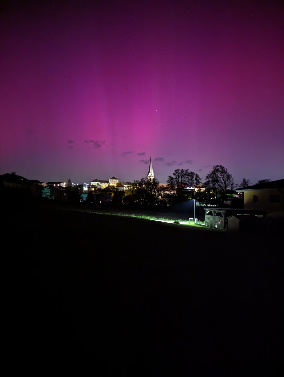 FranzP19's tweet photo. @TamithaSkov , @uwz_at @manu_oberhuber , @MarcusWadsak #Polarlichter , #aurora, #Austria Visible in Austria! https://t.co/vXl82tYq0Q