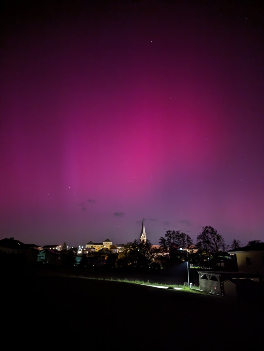 FranzP19's tweet photo. @TamithaSkov , @uwz_at @manu_oberhuber , @MarcusWadsak #Polarlichter , #aurora, #Austria Visible in Austria! https://t.co/vXl82tYq0Q