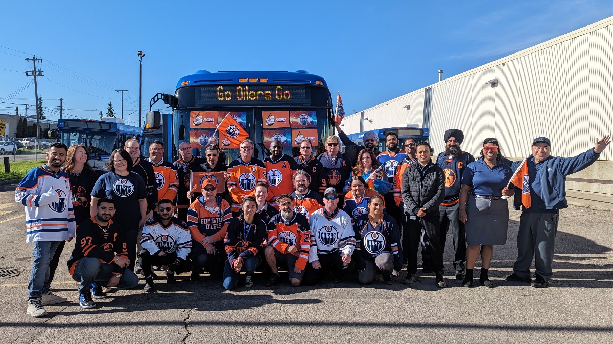 In the spirit of the battle between the @EdmontonOilers and the @Canucks, ETS and @TransLink have made a friendly wager. The losing agency’s leader has to wear the other team's jersey on their morning commute when the series ends!