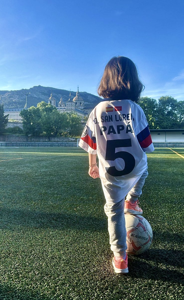 pablogsacristan's tweet photo. De padres a hijas. @udsanlorenzo ❤️💙❤️💙❤️💙❤️💙 https://t.co/vPNZ62EXiW