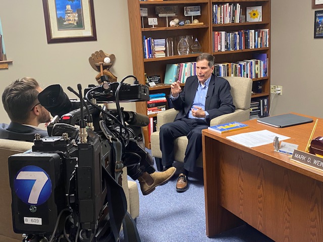 Why are grocery prices continuing to increase? Are there ways to save $💰$ on your next trip to the grocery store? @whiotv I-Team investigative reporter @XHershovitzTV gets answers from @cedarville economist Dr. Jeff Haymond tonight.
