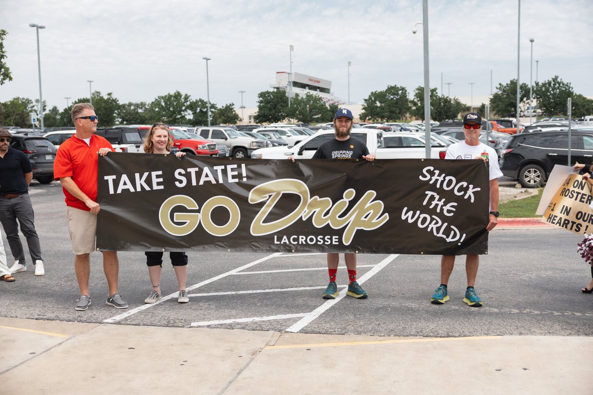 𝐒𝐓𝐀𝐓𝐄 𝐒𝐄𝐍𝐃-𝐎𝐅𝐅🥍 Dripping Springs HS held a send-off this afternoon for the Tiger lacrosse team before they departed for their state semifinal game. Good luck, Tigers! #iamDSISD