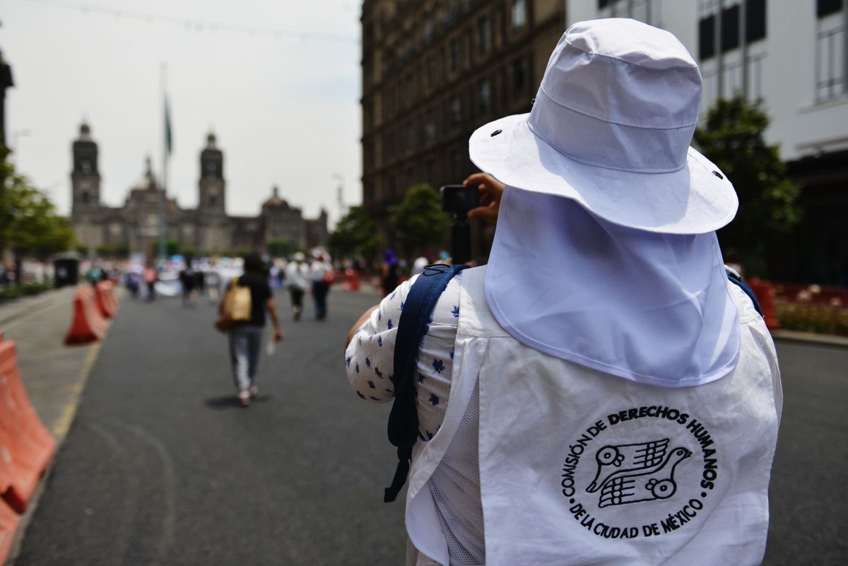 Contingentes que participaron en Marcha Nacional de #MadresBuscadoras arribaron al Zócalo donde colectivos, sociedad civil y familiares de personas desaparecidas realizaron un mitin. La Comisión de Derechos Humanos de la Ciudad de México #CDHCM concluye acompañamiento.