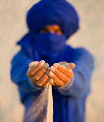 mnaw7's tweet photo. كان ابن شبرمة إذا نزلت عليه مصيبة قال : سحابة ثم تنقشع .

وكان يقال  : أربع كنوز الجنة :
• كتمان المصيبة
• كتمان الصدقة
• كتمان الفاقة
• كتمان الوجع .
.
📕: الكامل في اللغة والأدب - ابن المبرد https://t.co/Yp6E7UV6O2