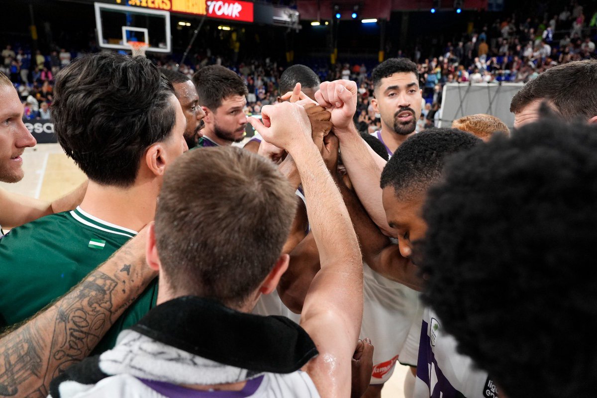 ACBCOM's tweet photo. 🚨 𝘼𝙇𝙀𝙍𝙏𝘼: @unicajaCB, 𝙉𝙐𝙀𝙑𝙊 𝙇𝙄́𝘿𝙀𝙍 𝙀𝙉 𝙇𝘼 #LigaEndesa 💚

Tras la victoria en el Palau contra el @FCBbasket y la derrota de @RMBaloncesto ante @valenciabasket, el club malagueño se hace con el liderato de la #LigaEndesa, que defenderá en la última jornada. https://t.co/ryf97kNS0t