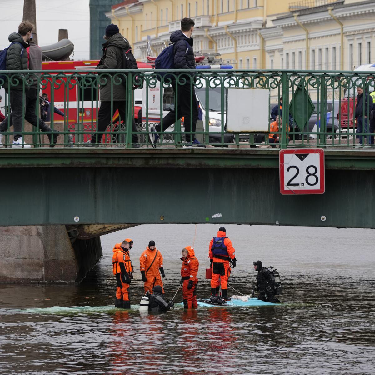 Passenger bus plunges off a bridge in the Russian city of St. Petersburg killing 7 people

A bus veered off a bridge and plunged into a river on Friday in St. Petersburg, Russia’s second-largest city, killing seven people, officials said. 

#StPetersburg
#Worldnbc