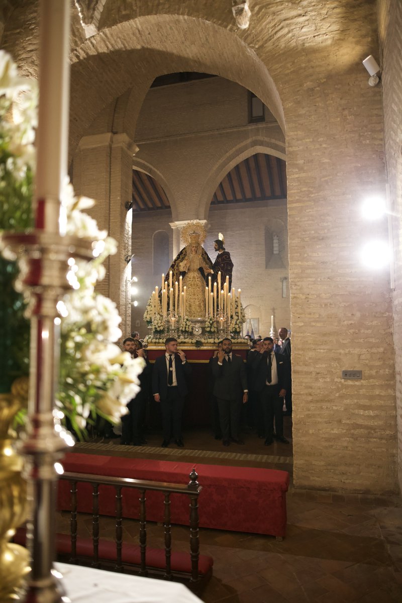 Ya se encuentra María Santísima de Gracia y Amparo en el interior de Santa Marina.

@resurreccionsev 

1/2

#Javieres24