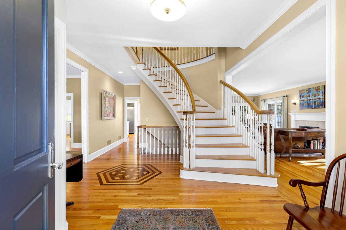 LEYENDECKERreal's tweet photo. JUST LISTED: Turn-Key, Rarely Avaliable 2-Story in Crowne Hill, Minnetonka, MN https://t.co/qsOLkAxykf https://t.co/lL0YYOnzlk