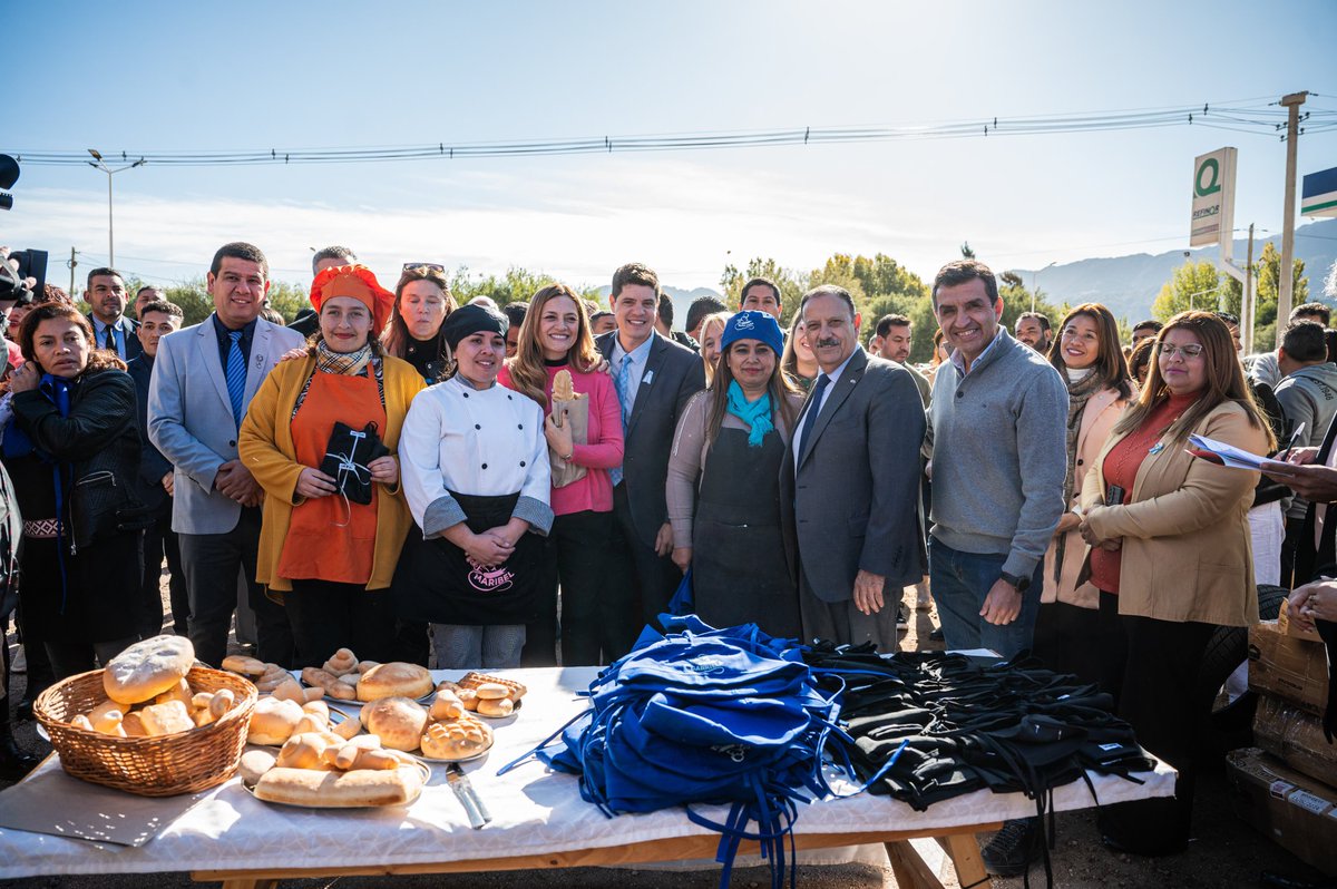 TeresitaMadera's tweet photo. Visitamos Sanagasta para acompañar a vecinas y vecinos en un nuevo Aniversario, junto al gobernador @QuintelaRicardo y el intendente @fedesbiroli hicimos entrega de indumentaria a estudiantes que cursan gastronomía en el Aula Móvil. 

Además, dejamos inaugurada una hermosa plaza que lleva el nombre de "10 de Mayo" en homenaje a la fundación del departamento; 
un lugar de recreación y encuentro que cuenta también con espacios para feriantes, generando nuevas oportunidades!